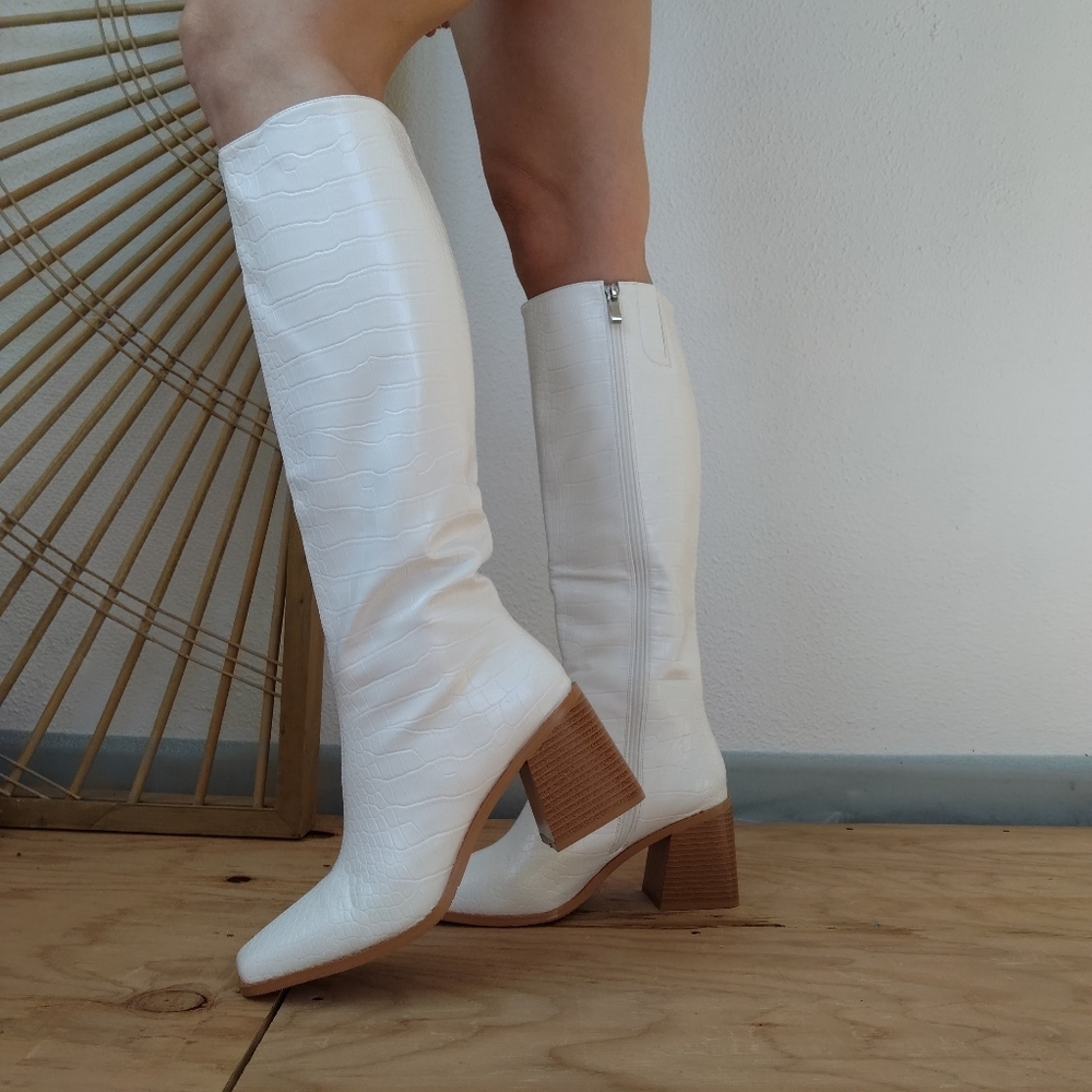 Mucccute Crocodile Embossed White Faux Leather Knee High Boots / 8.5
